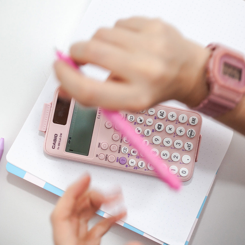 CALCULADORA CASIO ESCUELA Y UNIVERSIDAD FX-991LACW-PK-W-DT -ROSADA - Tiendas Casio TITEC